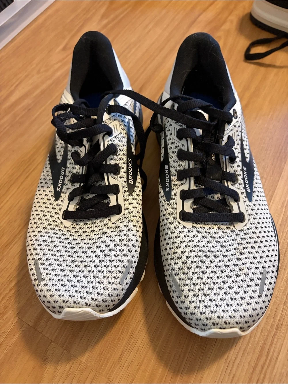 Brooks women’s White and Black Mesh Running Sneakers